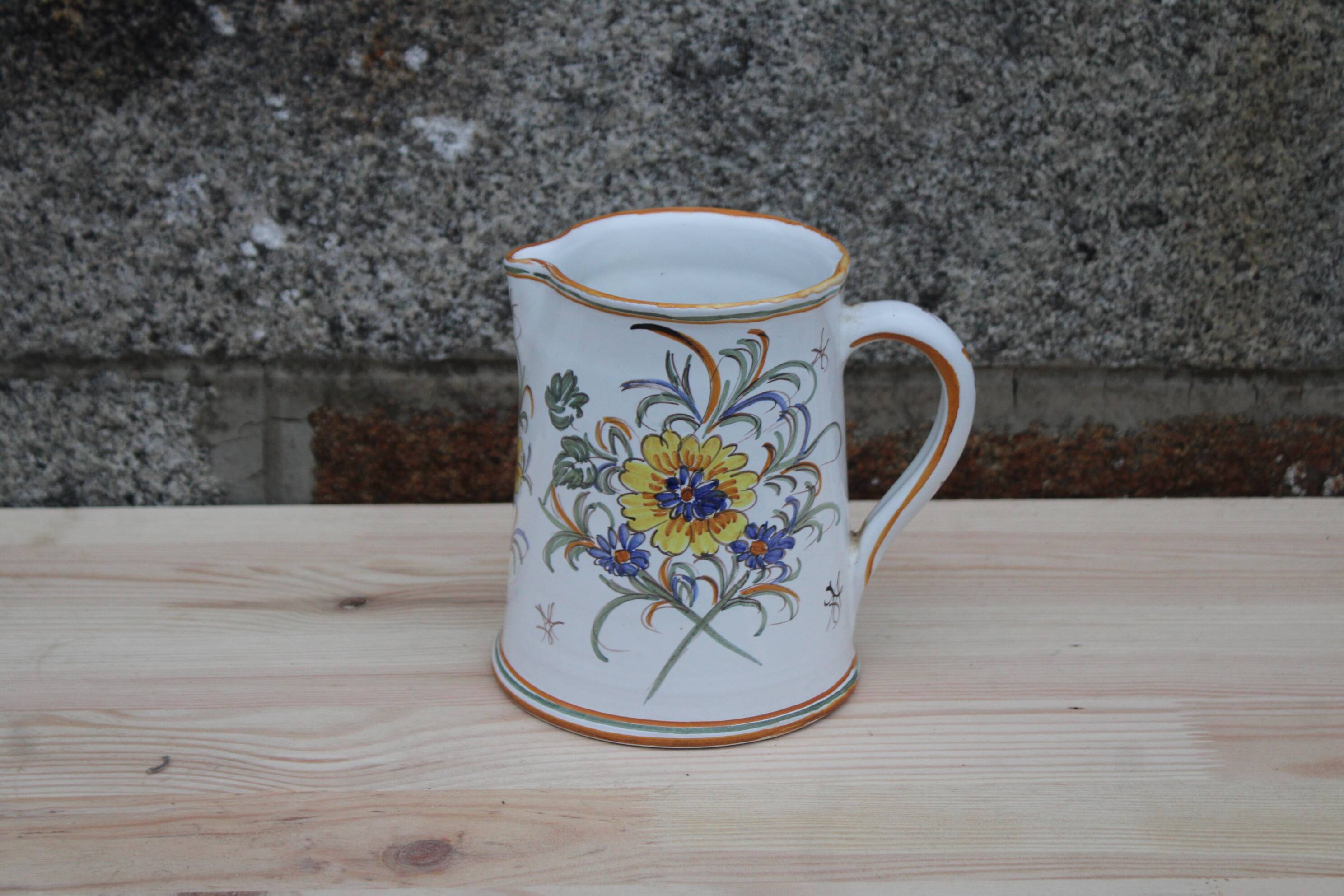 Pichet en faïence décorée – signé Duncan Marais