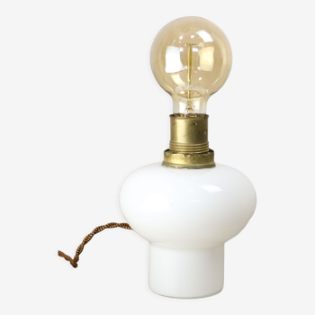 Lampe de table italienne en laiton et opaline du milieu du siècle