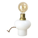 Lampe de table italienne en laiton et opaline du milieu du siècle