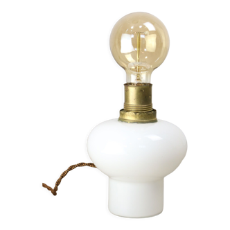 Lampe de table italienne en laiton et opaline du milieu du siècle