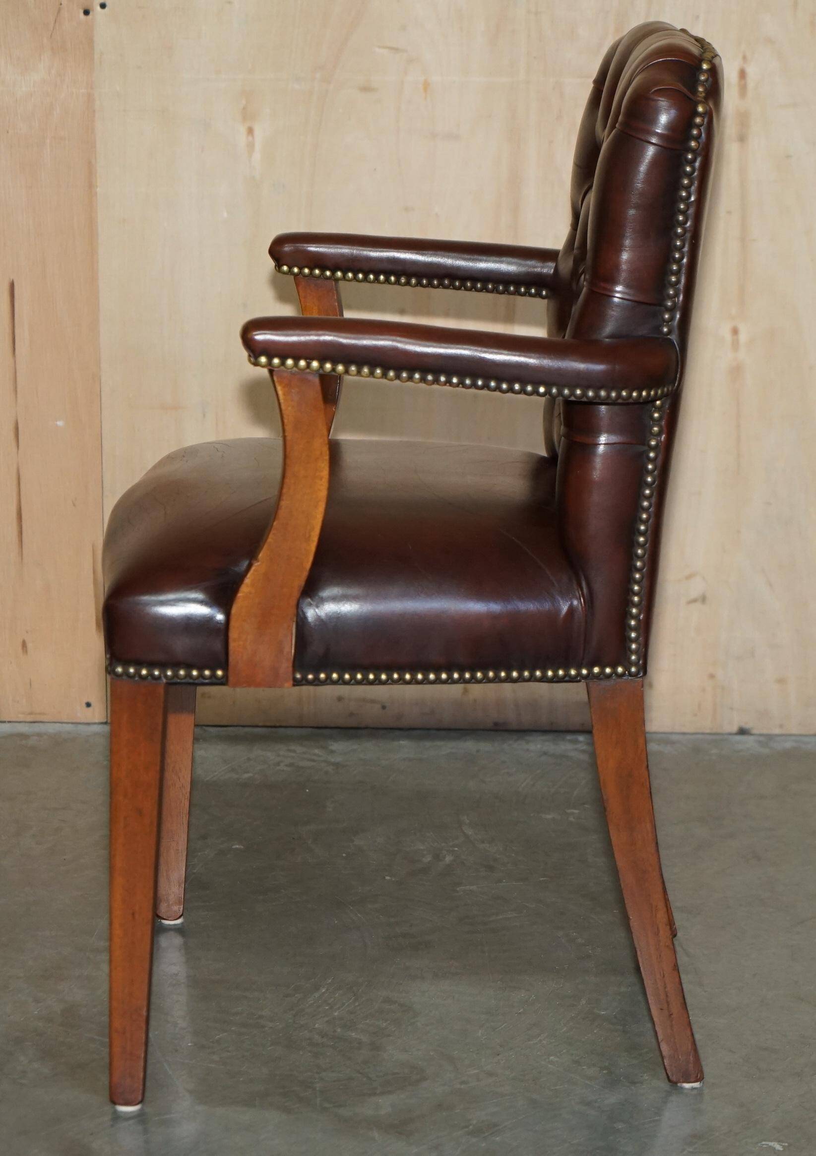 Fauteuil de bureau Gainsborough style George II Chesterfield cuir