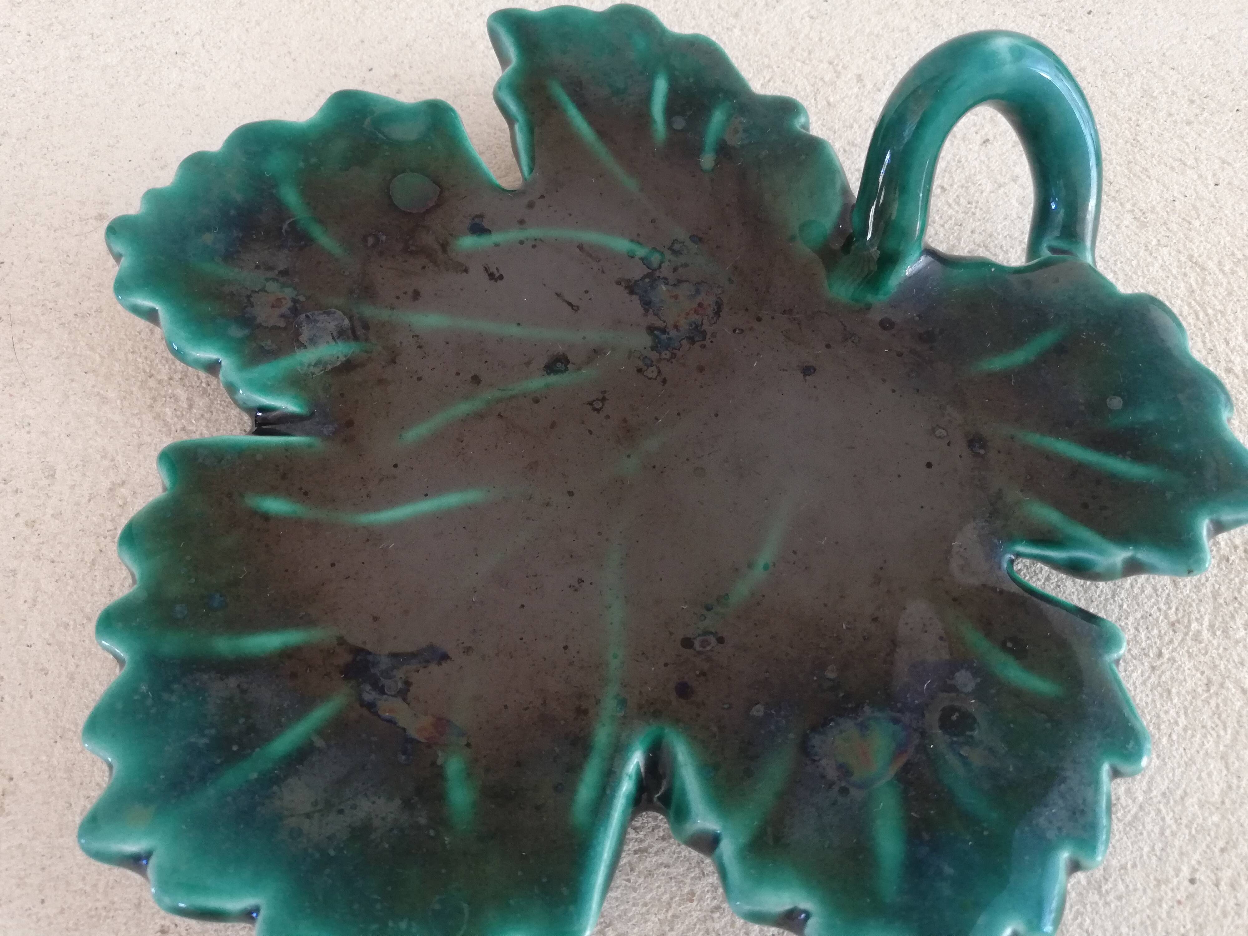 Vintage pocket empty vine leaf shape