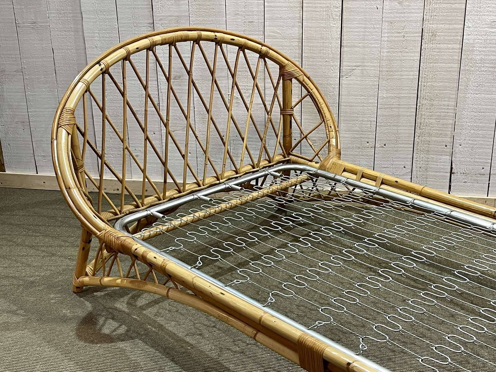 Lit en rotin des années 1960 avec son sommier métal.