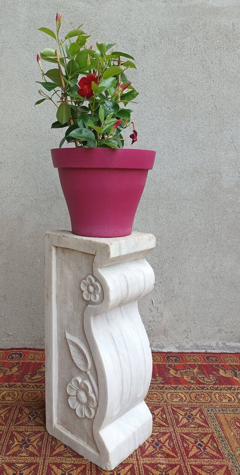 Column pedestal in sculpted Carrara marble
