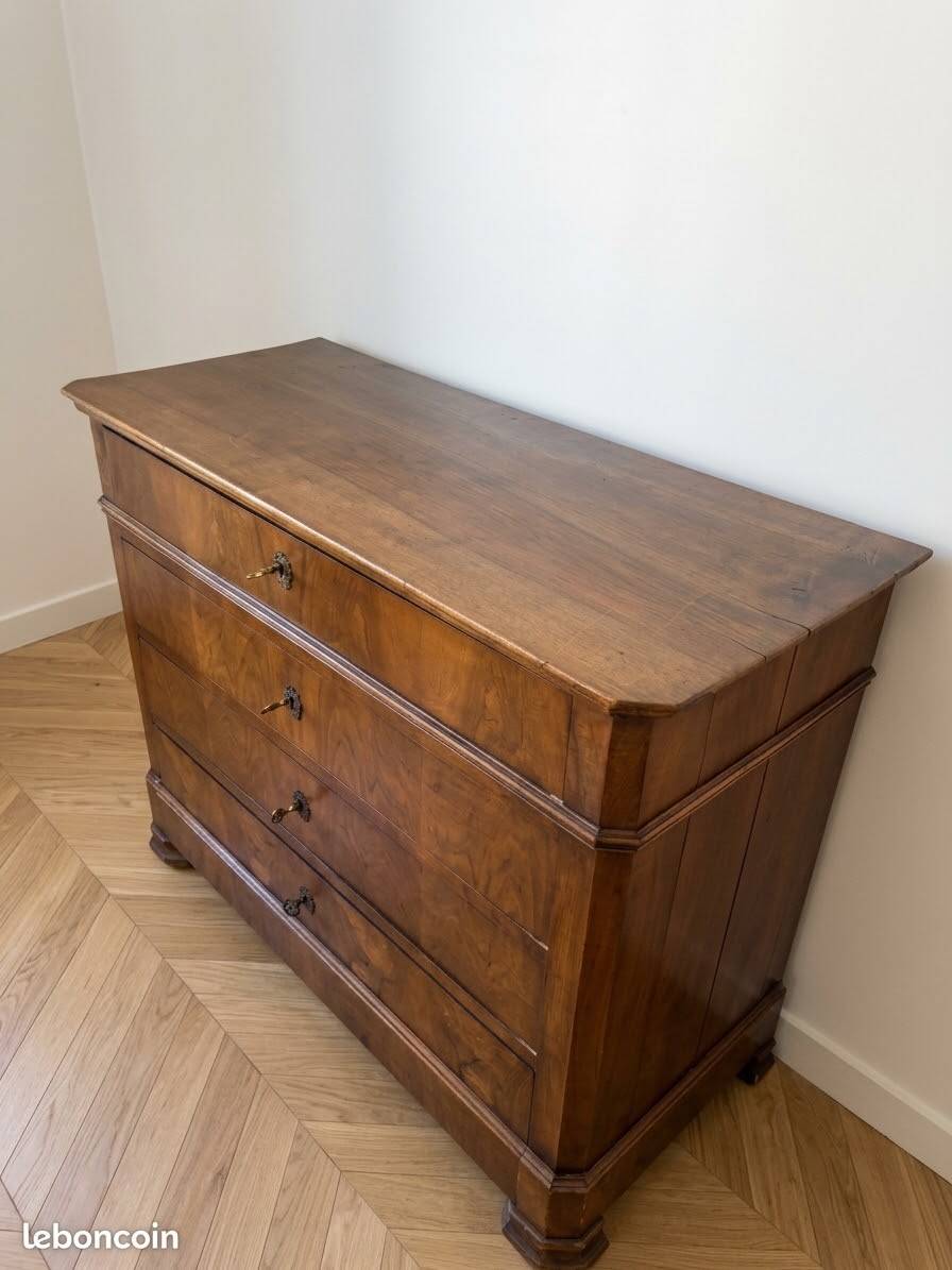 Antique wooden chest of drawers