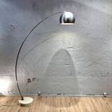 Lampadaire Arco en inox brossé avec le pied en travertin 1970