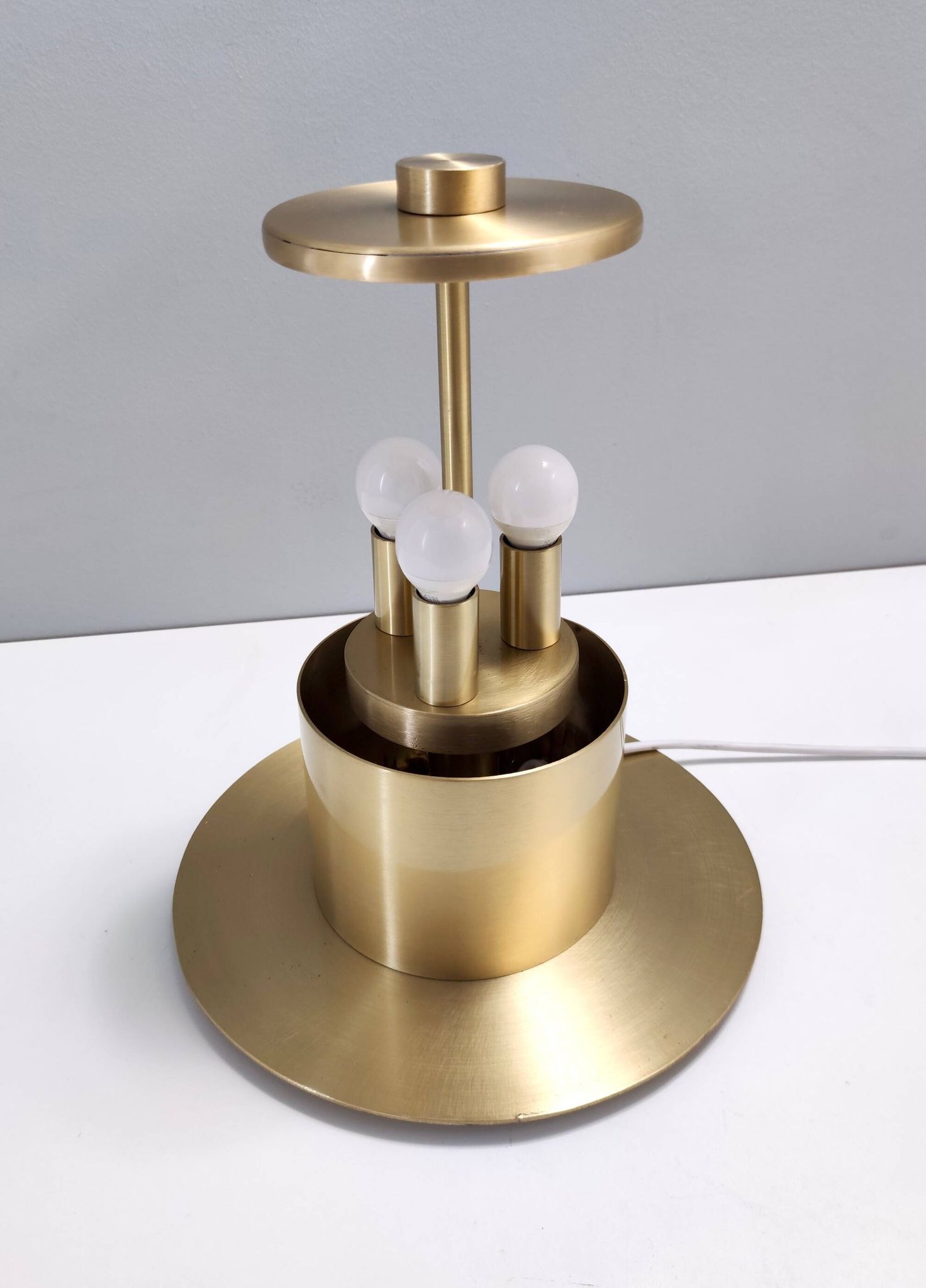 Lampe de table en verre de Murano blanc et laiton, Italie, années 1980