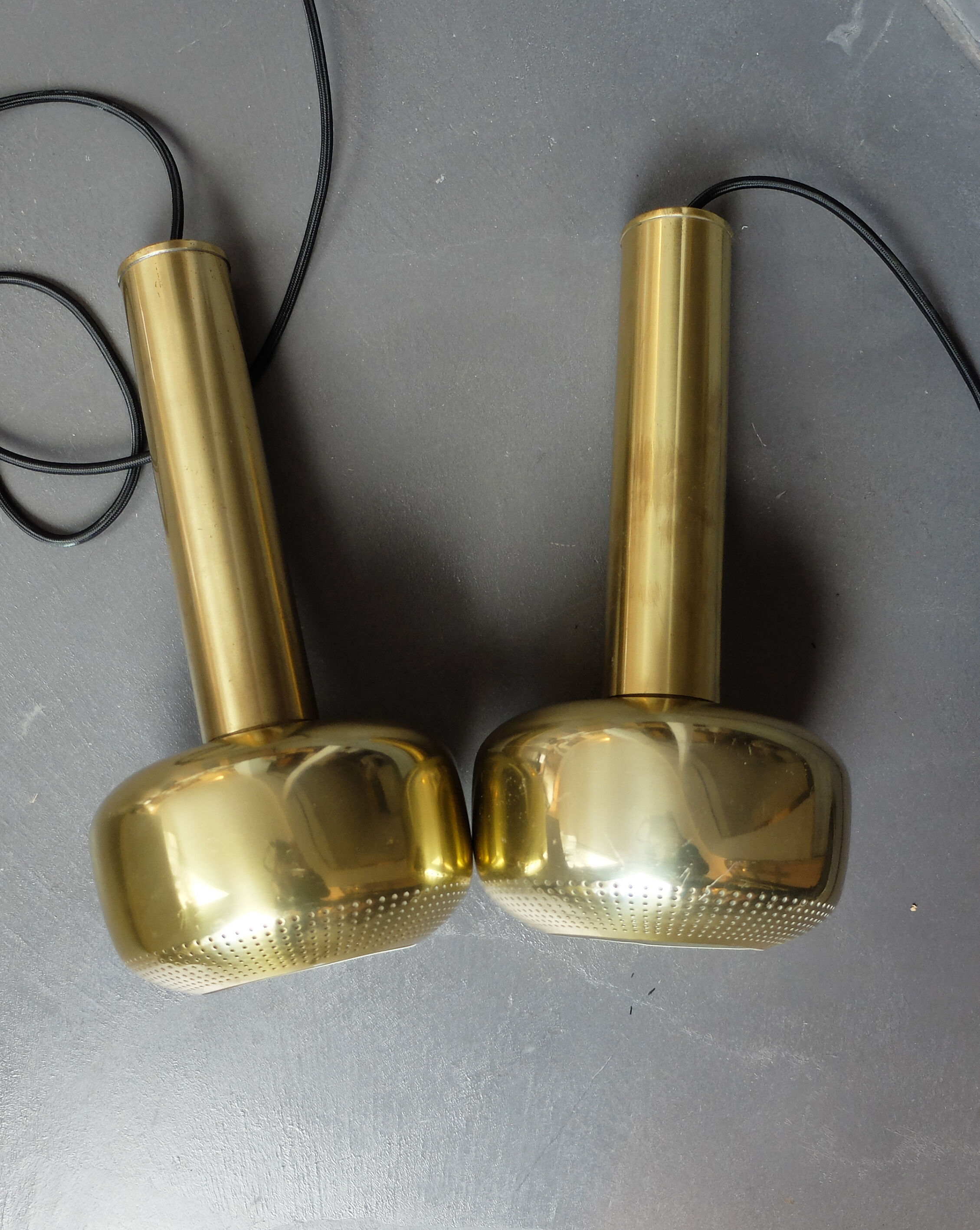 Pair pendants "Guldpendel" in brass design Vilhelm Lauritzen Louis Poulsen, Denmark