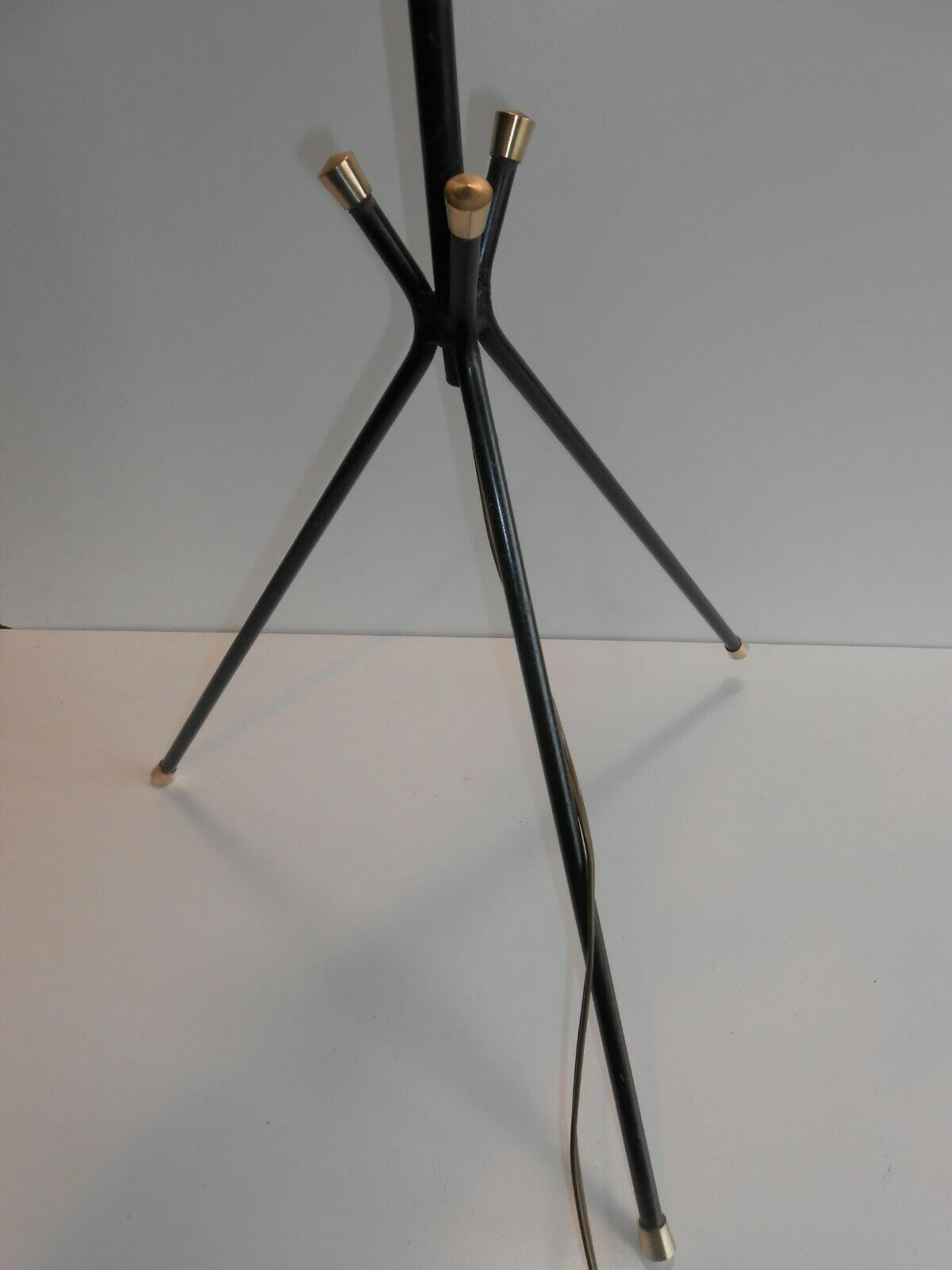 Vintage tripode lamppost