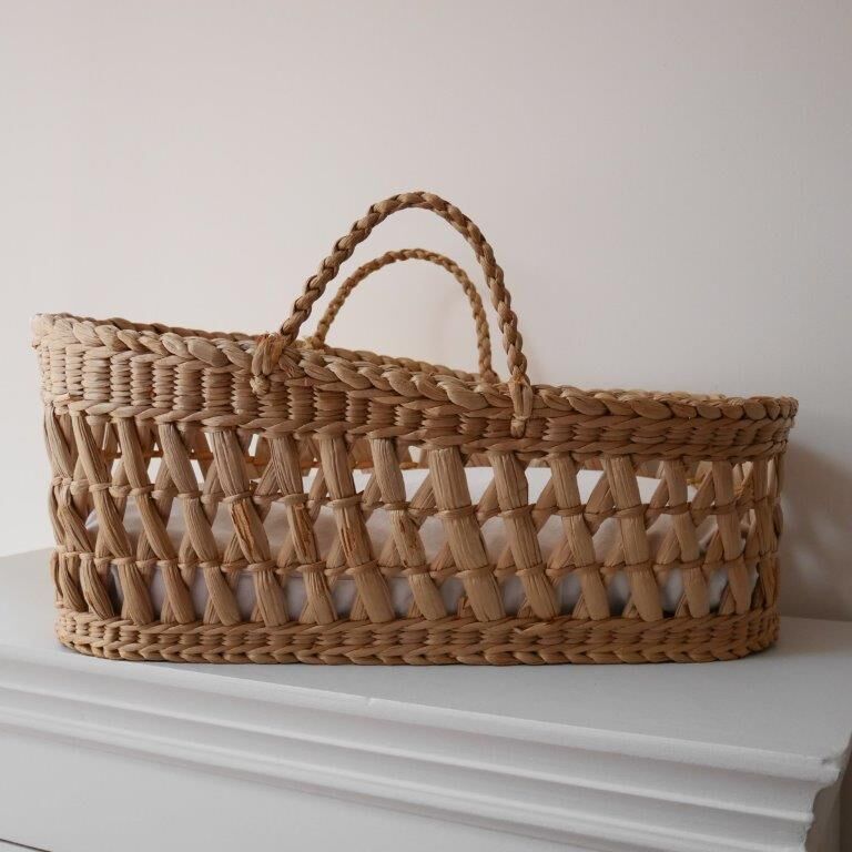 Doll bassinet with its bedding