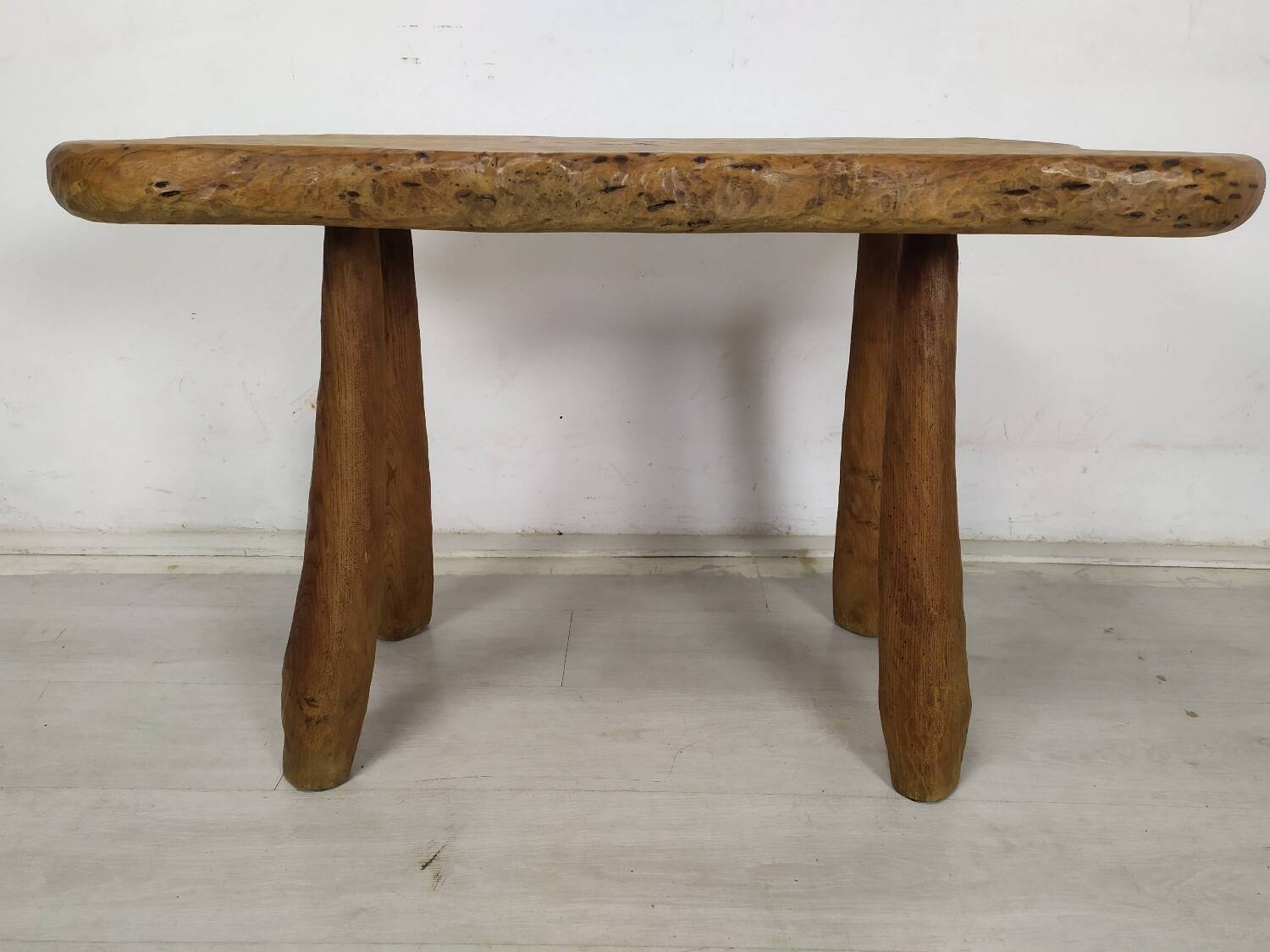 Table basse bois brutaliste