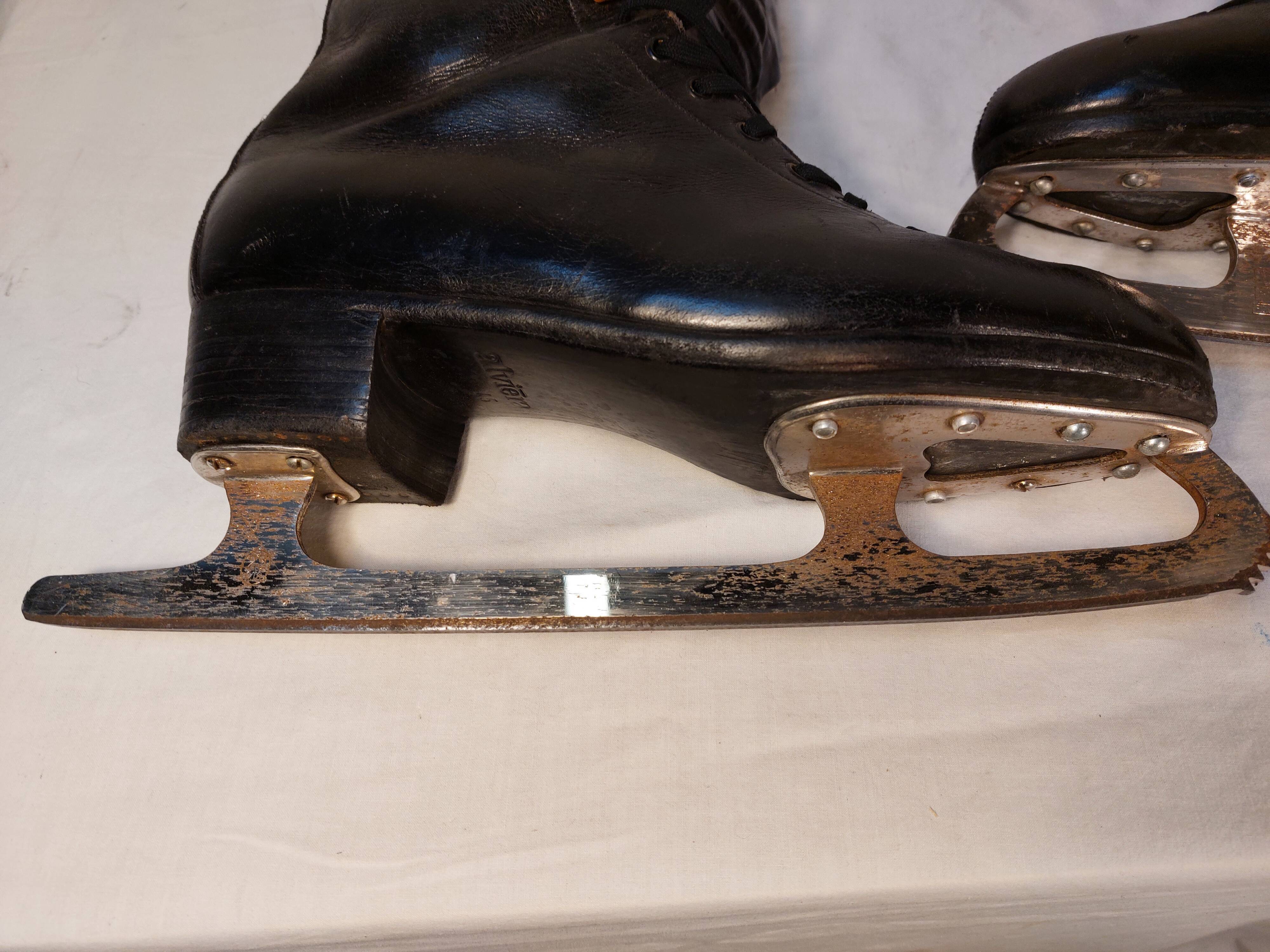 Pair of vintage ice skates Alviera