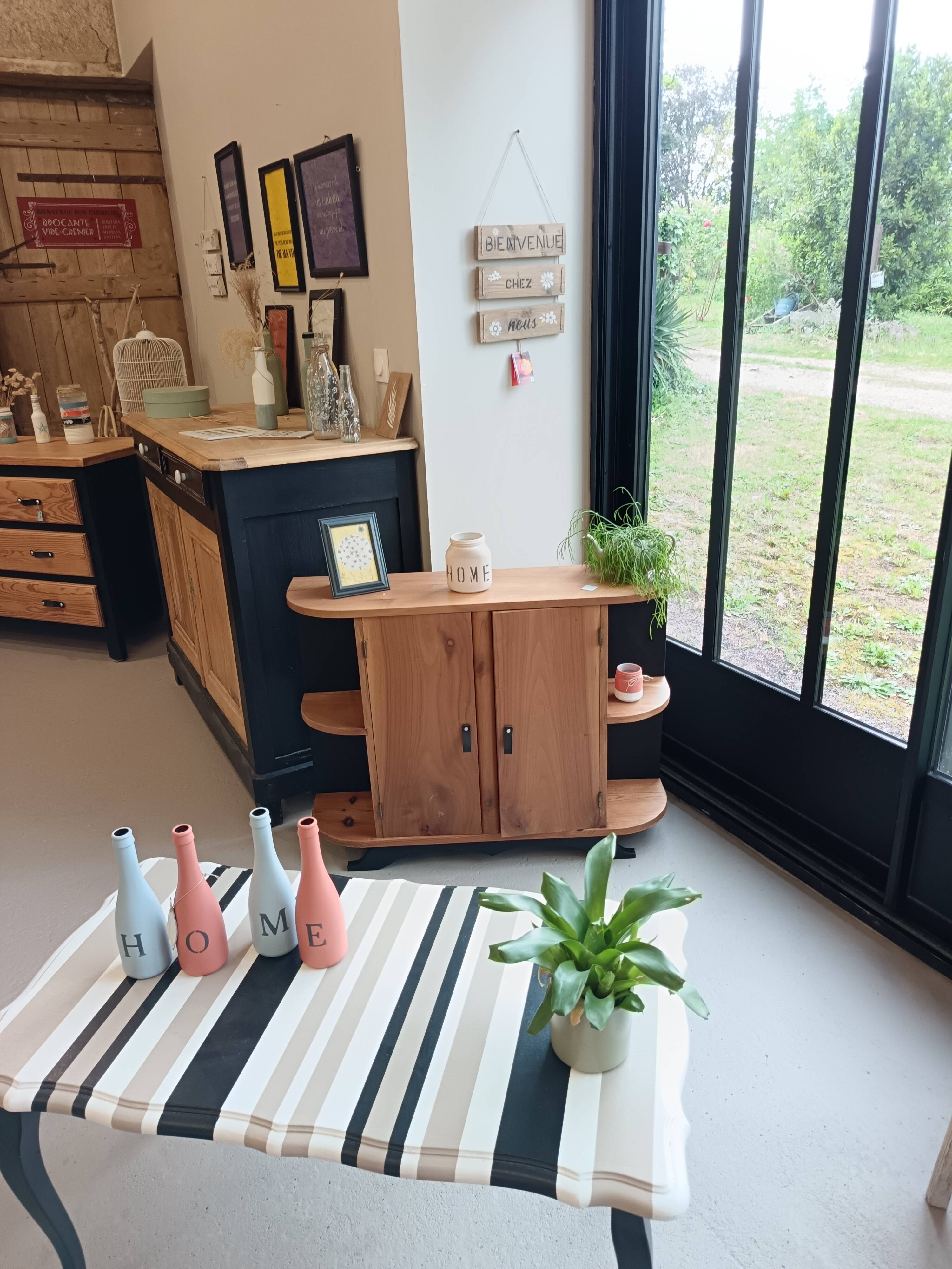 Small buffet or console in natural and black wood