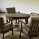 Ensemble de salon vintage avec table basse en marbre vert et quatre fauteuils.