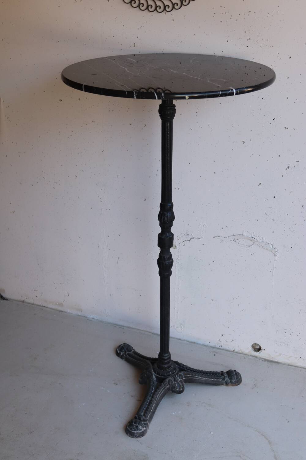 Antique bistro pedestal table in cast iron and veined black marble
