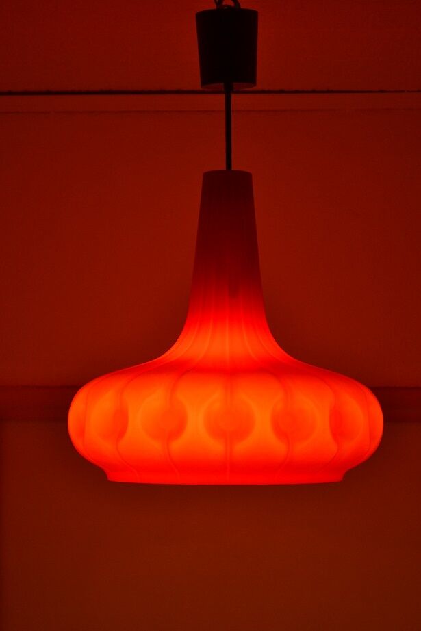 Suspension Putzler en opaline rouge vintage 1970s