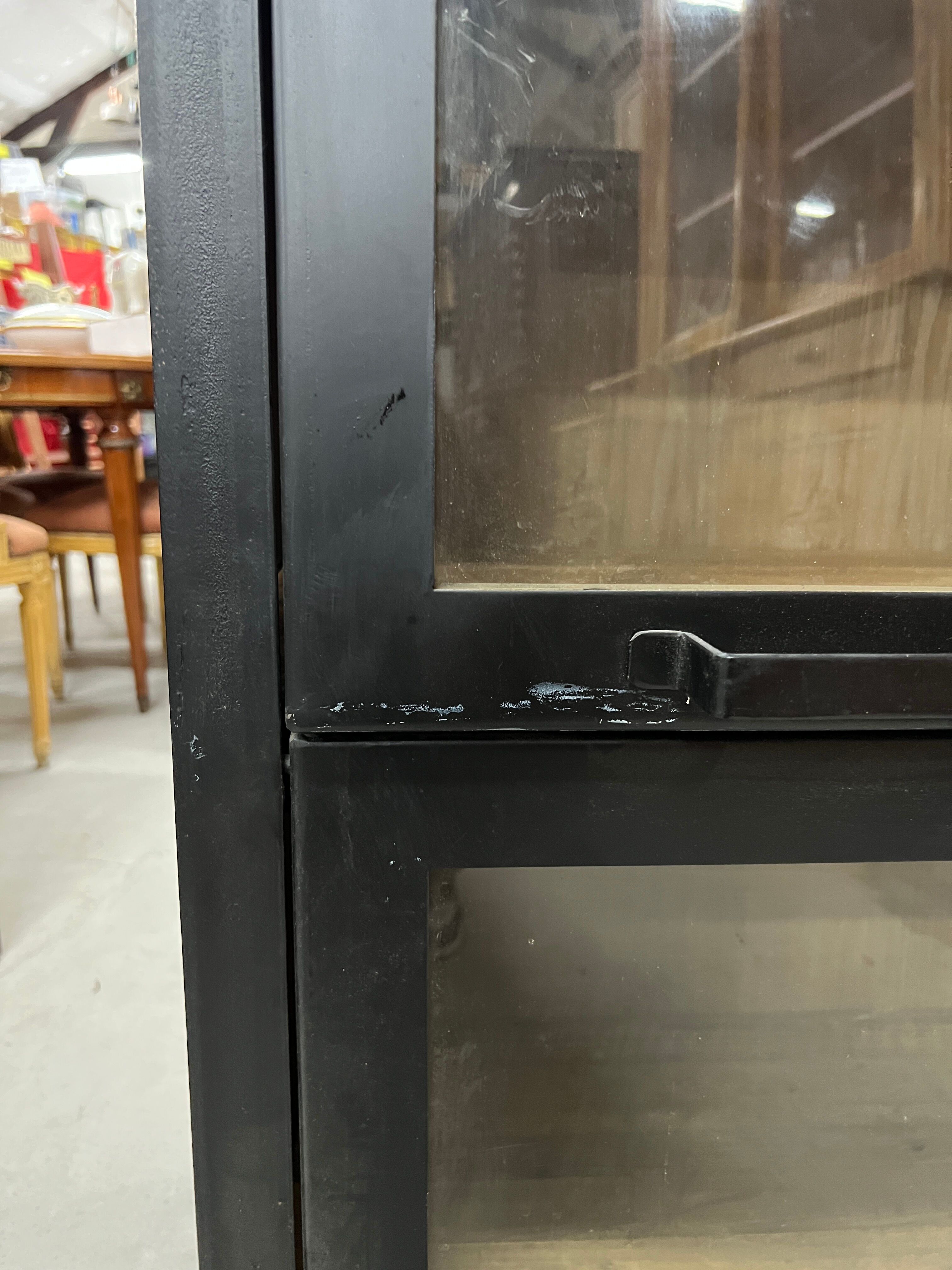 Vitrine industrielle en fer forgé et en bois