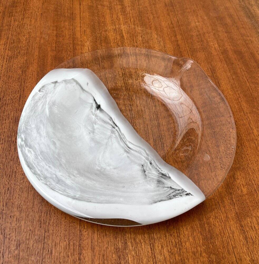 Vintage plate or bowl in German glass by Hans Jürgen Richartz for the Richartz art collection, Mathildenhütte, Solingen, Germany.