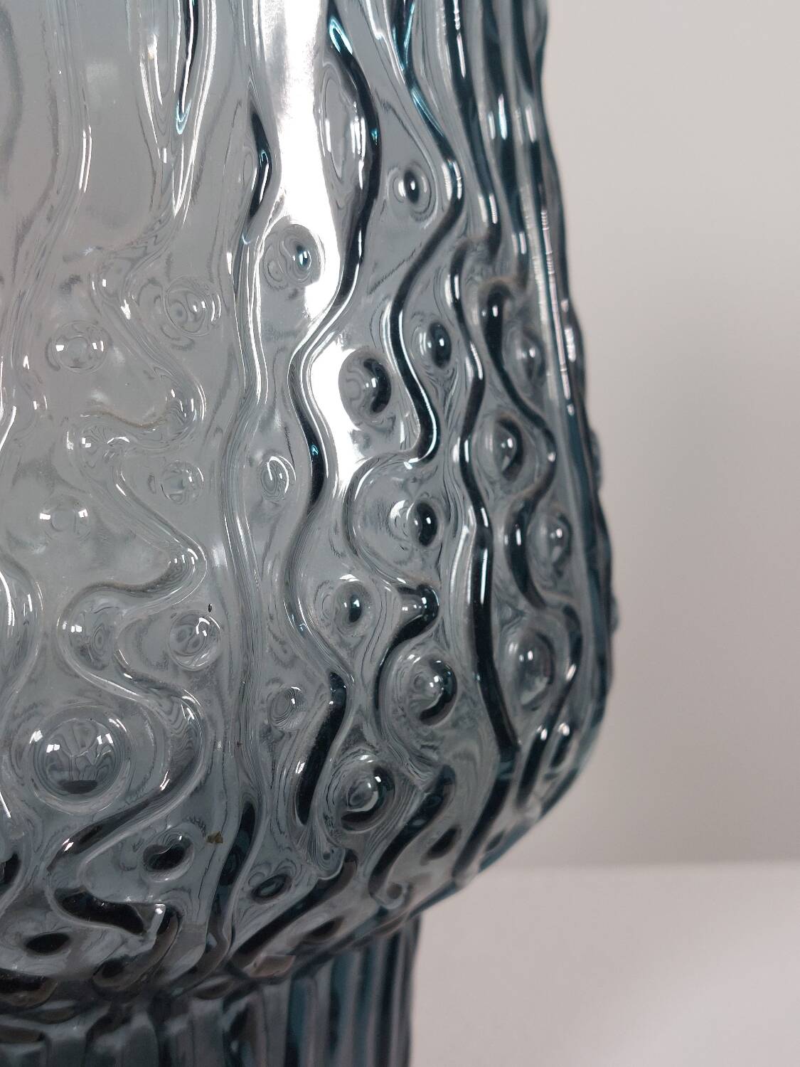 Vase vintage en verre pressé gris-bleu à décor ondulé