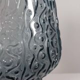Vase vintage en verre pressé gris-bleu à décor ondulé