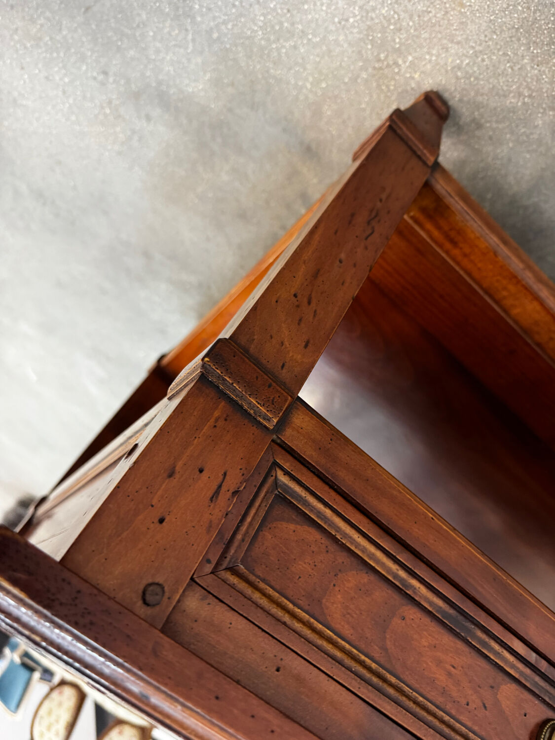 Coffee table with 2 drawers in solid wood.