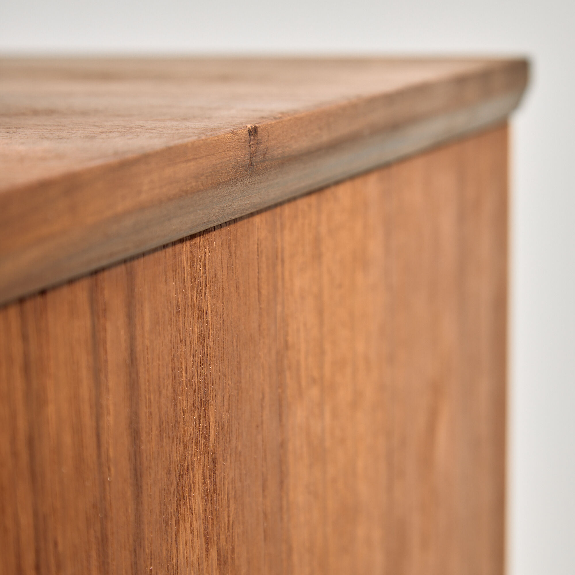 Commode en teck restaurée avec six tiroirs