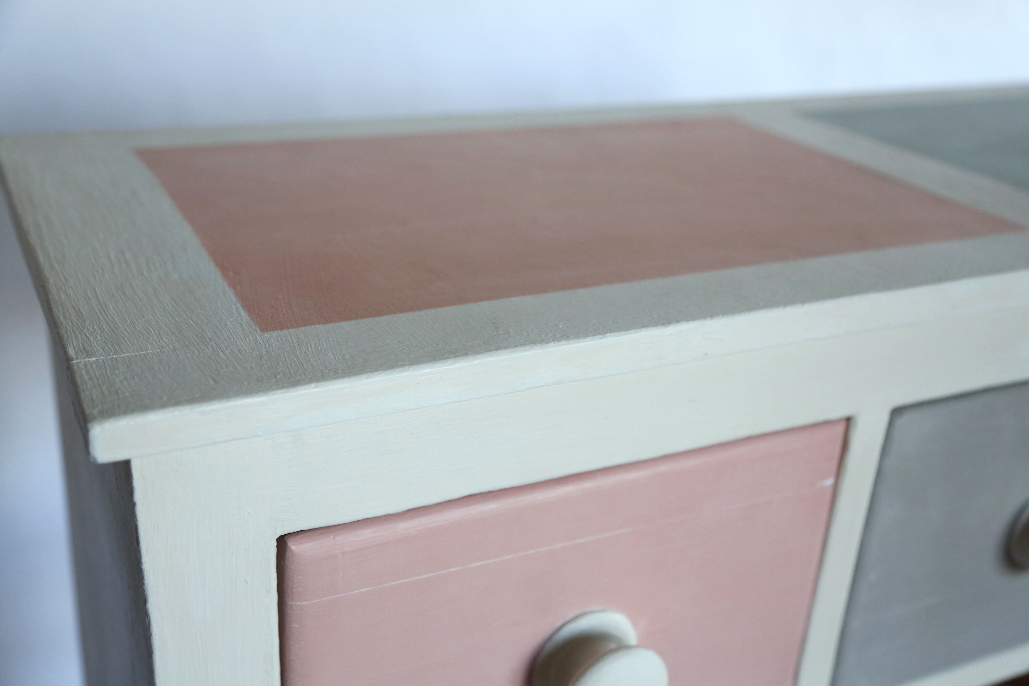Pastel dresser