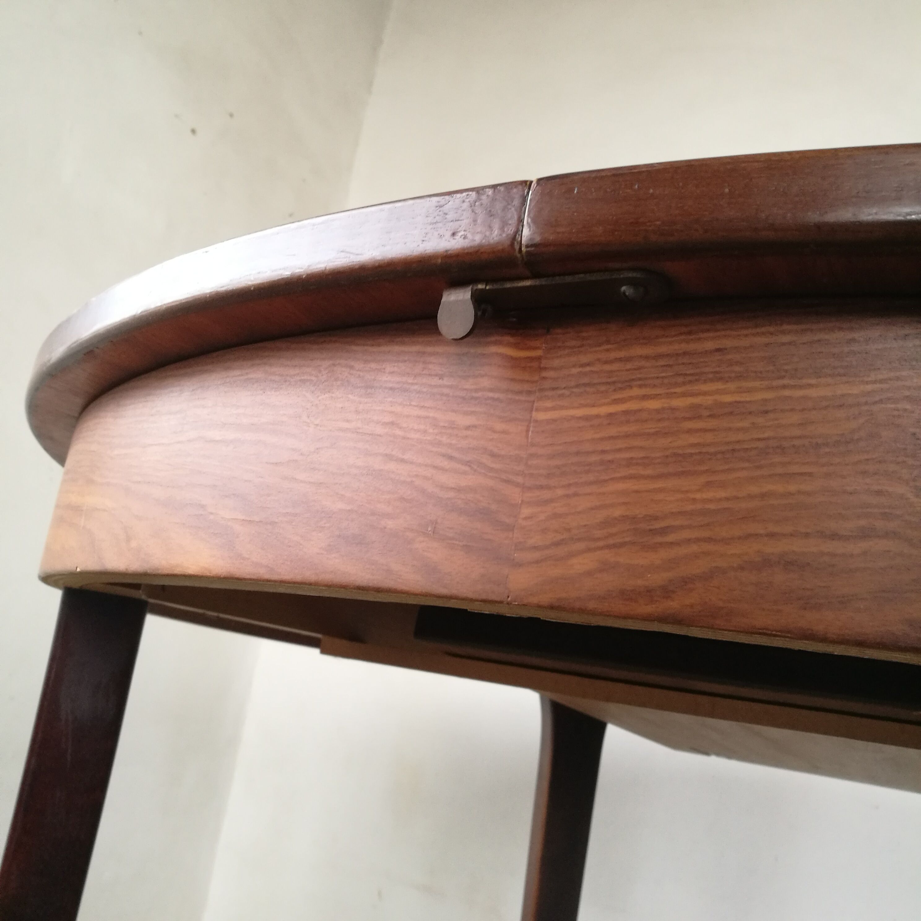 Round table, rosewood extendable, butterfly extension