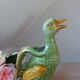 Pichet ou carafe zoomorphe canard en barbotine vert et jaune