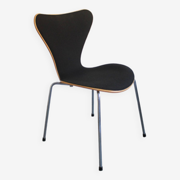 Chaise série 7 de Arne Jacobsen pour Fritz Hansen, version hêtre tissu noir