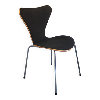 Chaise série 7 de Arne Jacobsen pour Fritz Hansen, version hêtre tissu noir