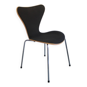 Series 7 chair by Arne Jacobsen for Fritz Hansen, beech version black fabric
