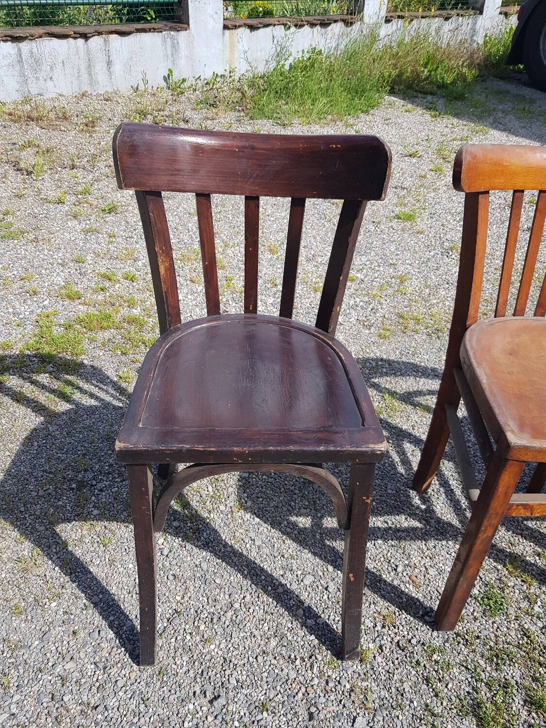 Lot de six chaises de bistrot dépareillées Baumann