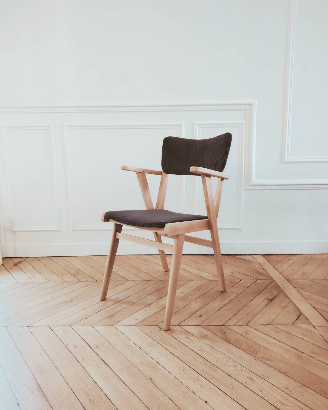Renovated vintage armchair, bridge from the 1950s.