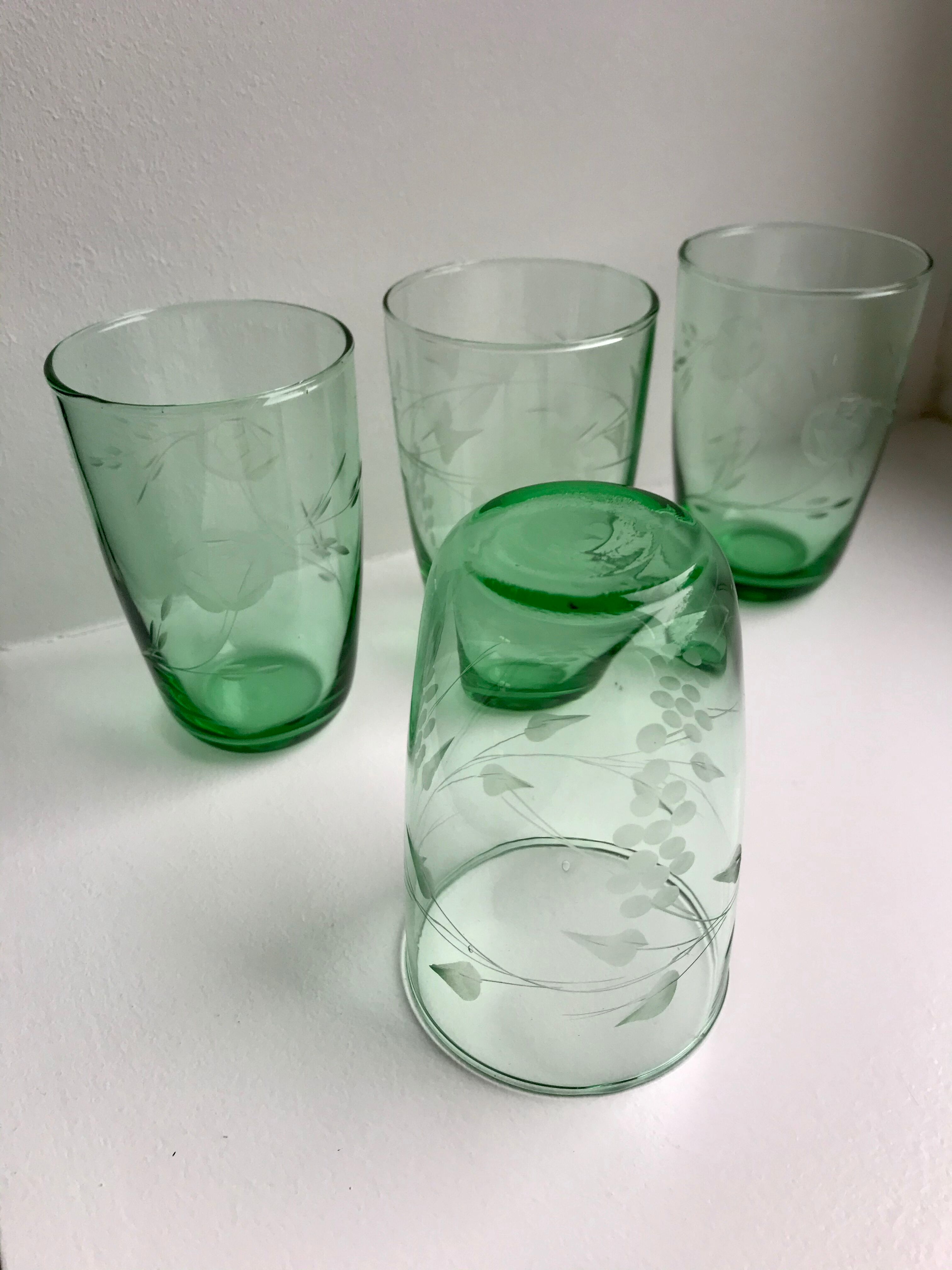 Set of 4 green glass water glasses engraved yeards 50-60