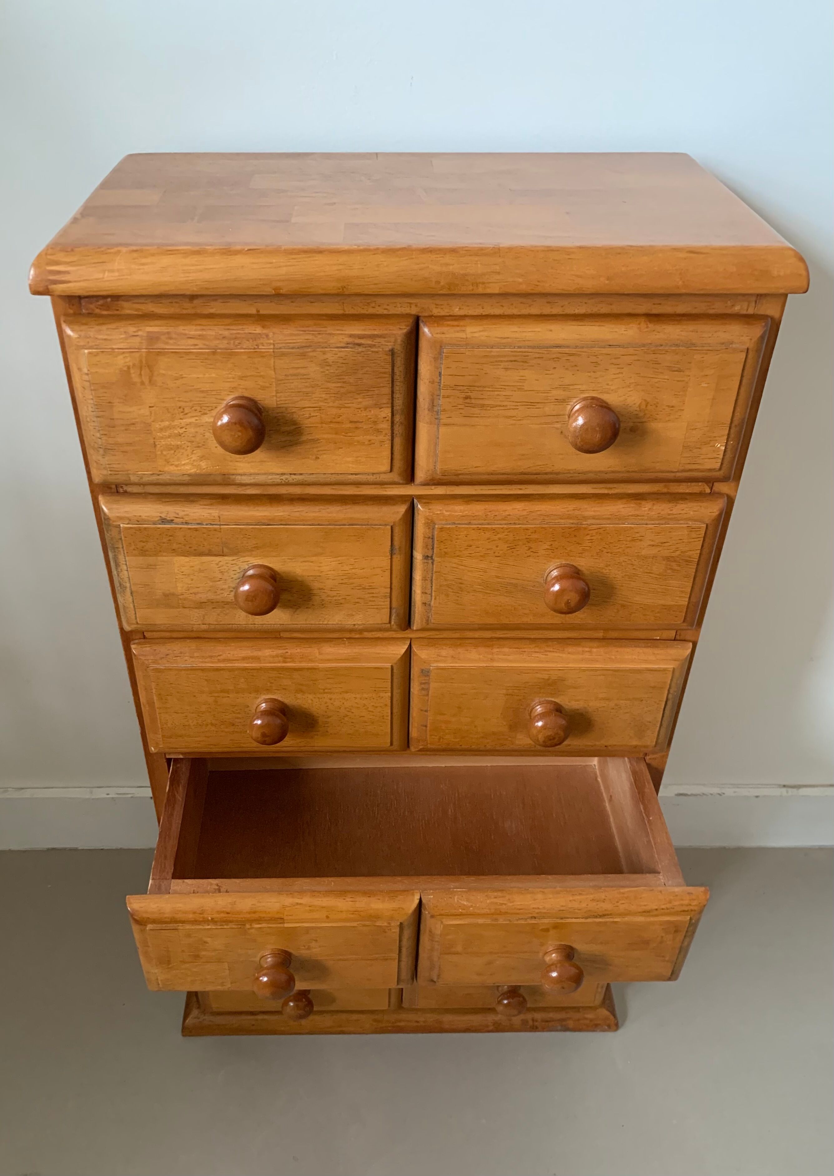 Drawer cabinet
