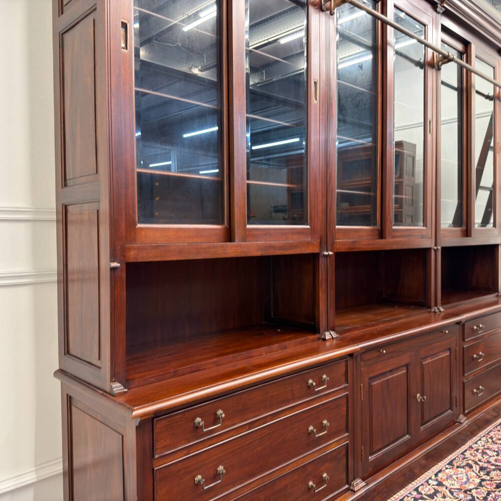 Bibliothèque classique en bois avec vitrine