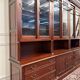Bibliothèque classique en bois avec vitrine