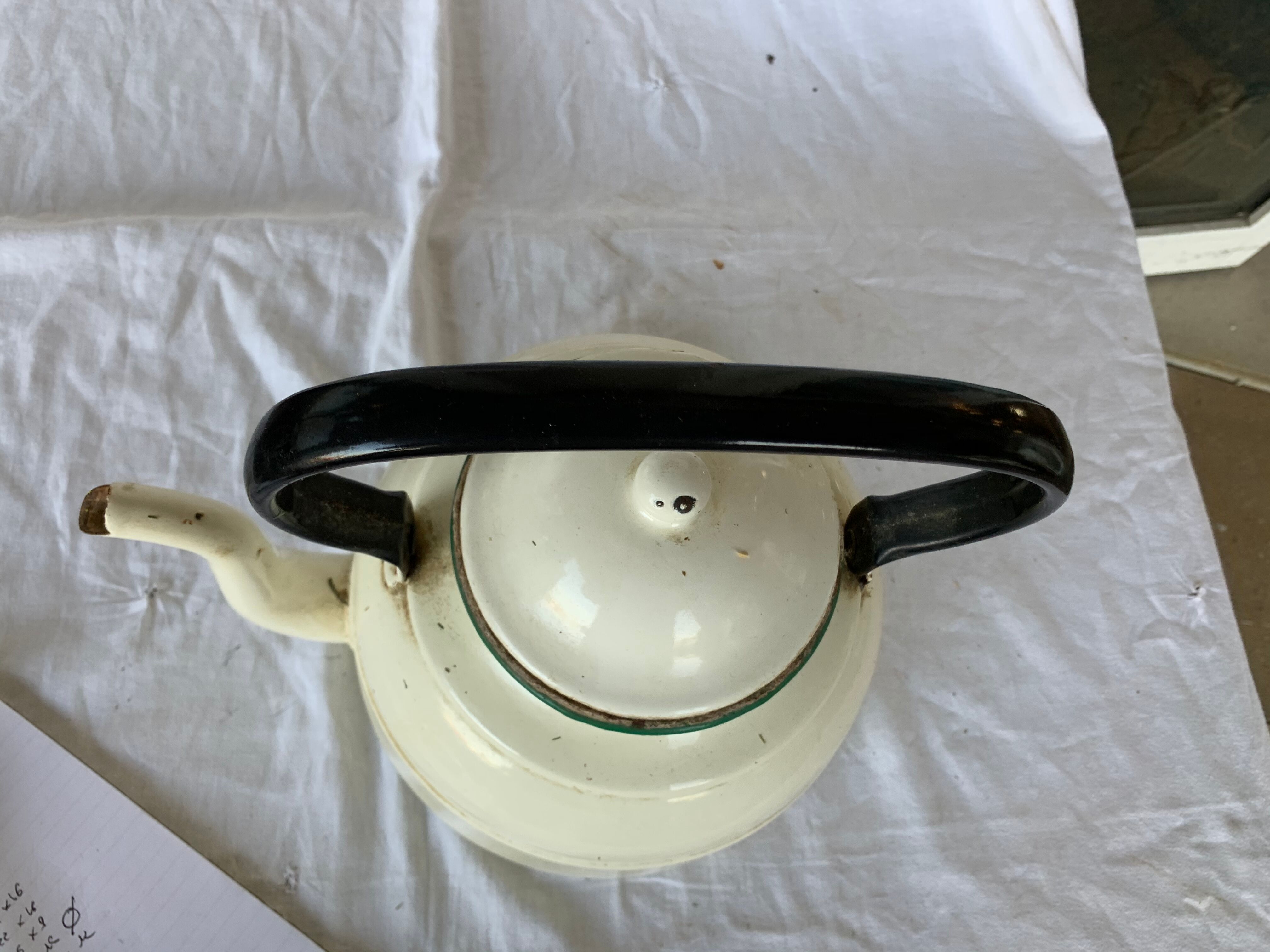 Enamelled porcelain kettle