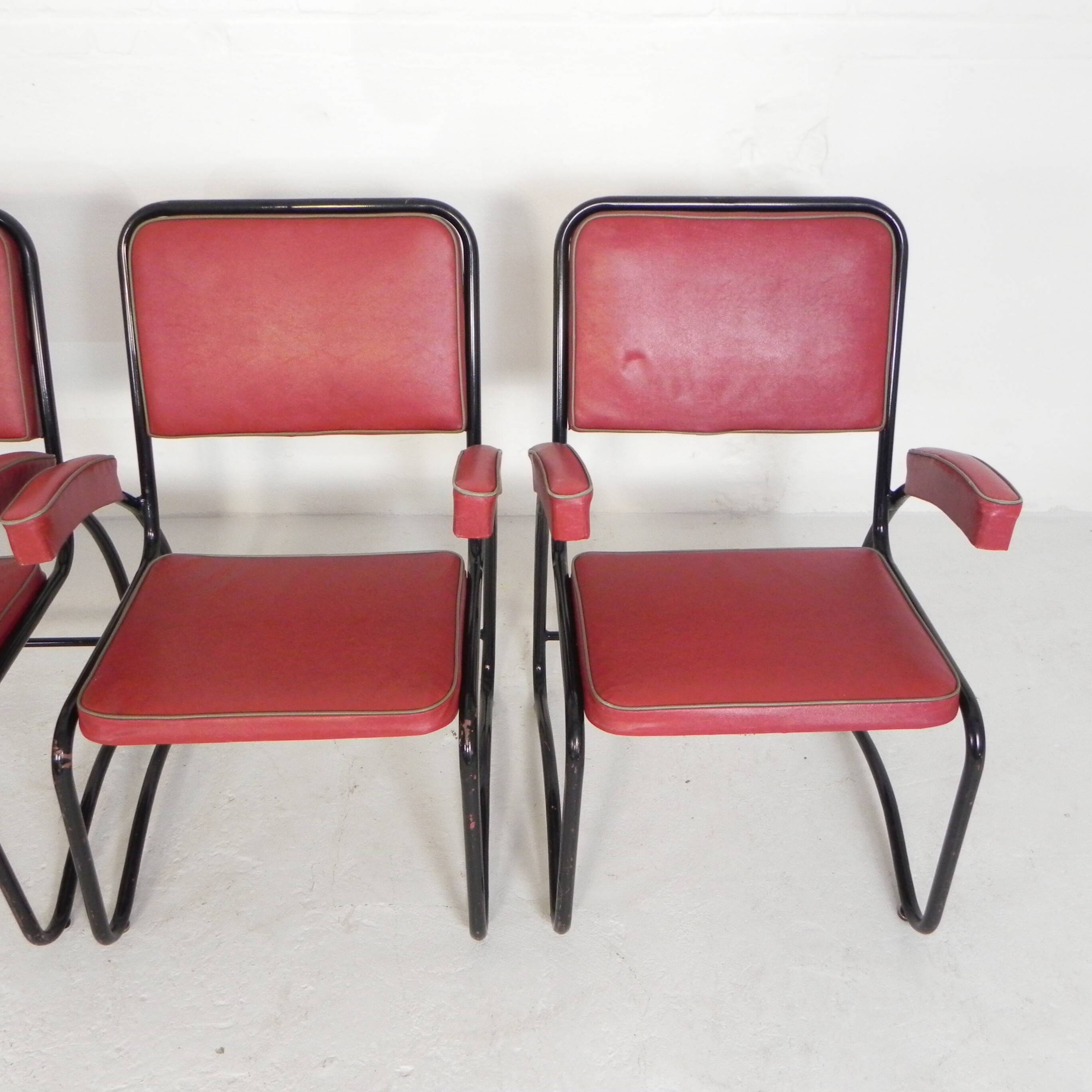 Set of 4 armchairs and a coffee table with tubular structure in Bauhaus style, 1950s.