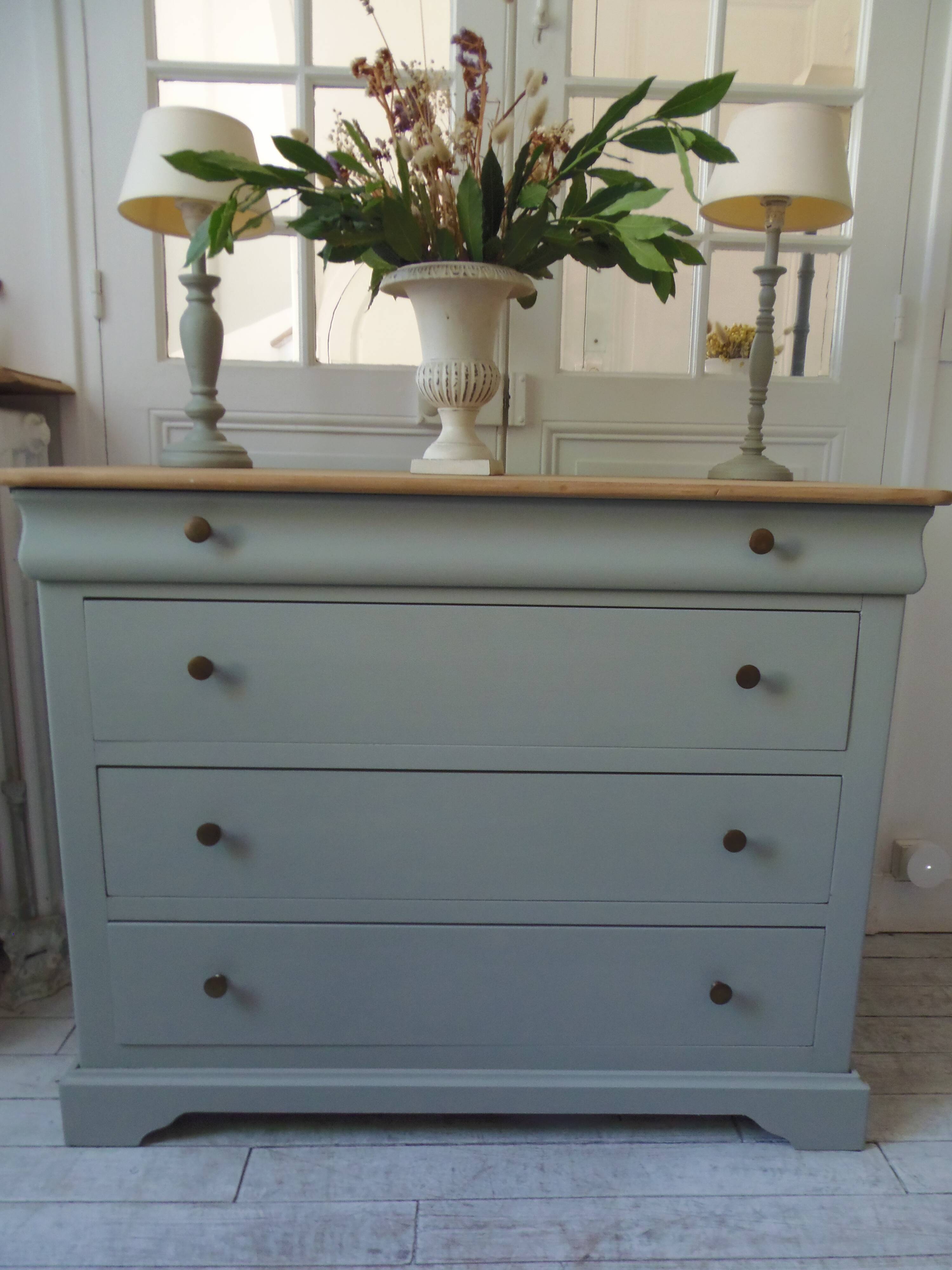Commode de belle facture style Louis Philippe sublimée en vert de gris