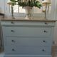 Commode de belle facture style Louis Philippe sublimée en vert de gris
