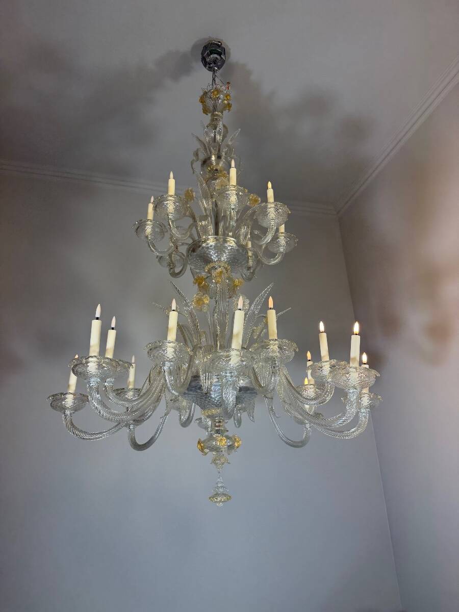 Venetian chandelier in gilded Murano glass, 24 light sources, three tiers, circa 1940.