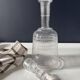 Carafe ancienne en verre gravé avec son bouchon