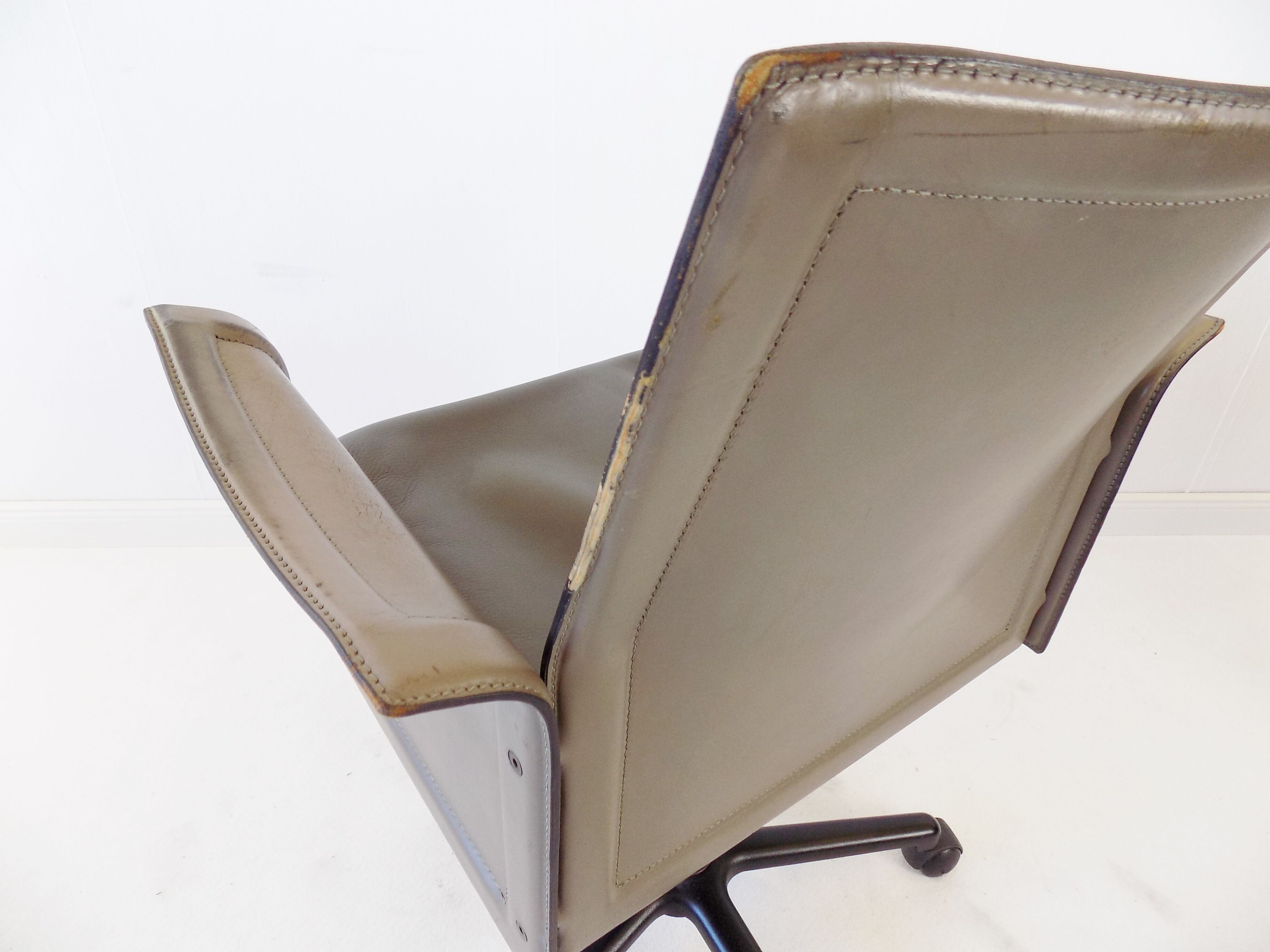 Matteo Grassi Korium leather office chair by Tito Agnoli