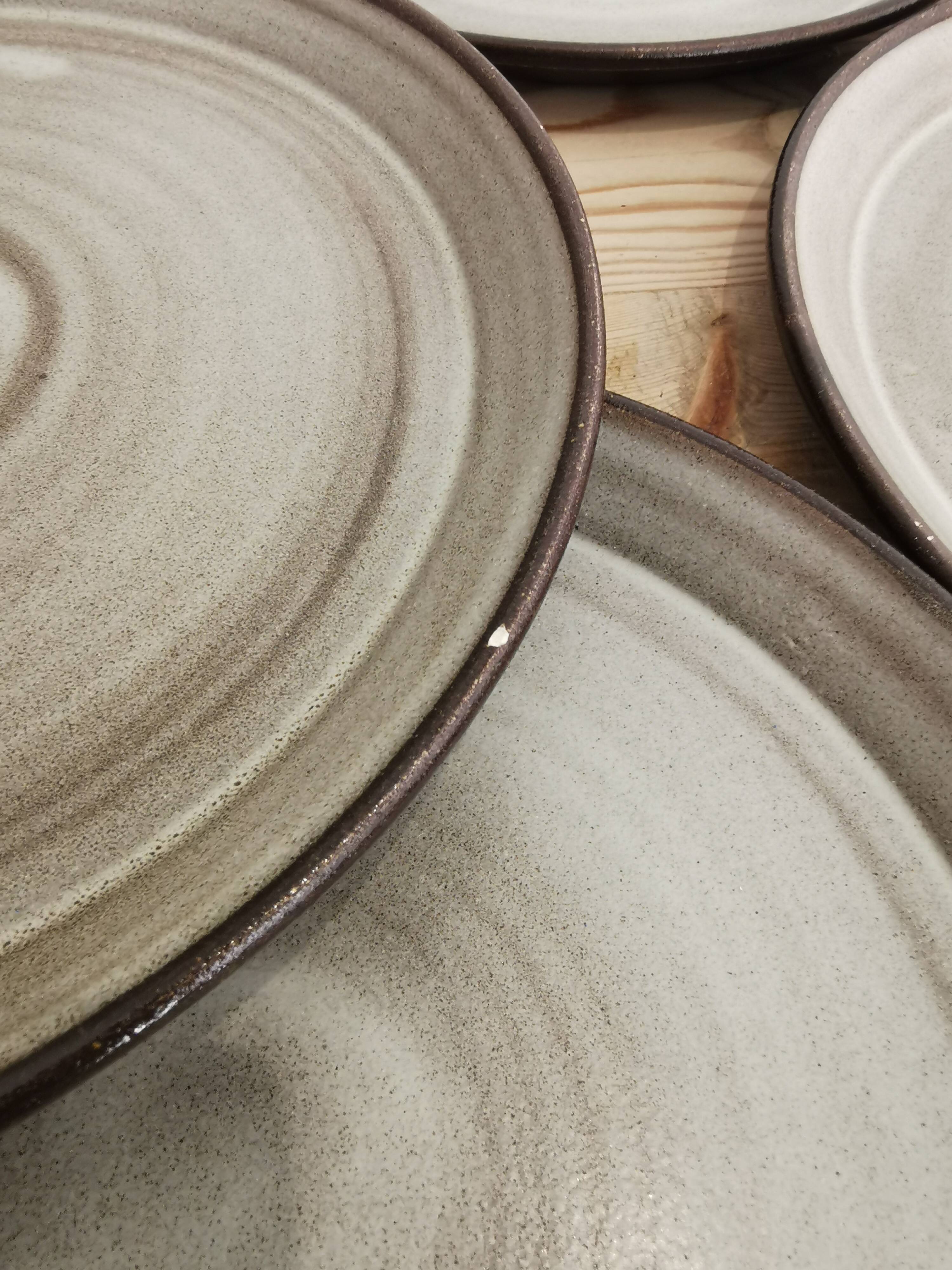 8 flat plates in vintage ceramic