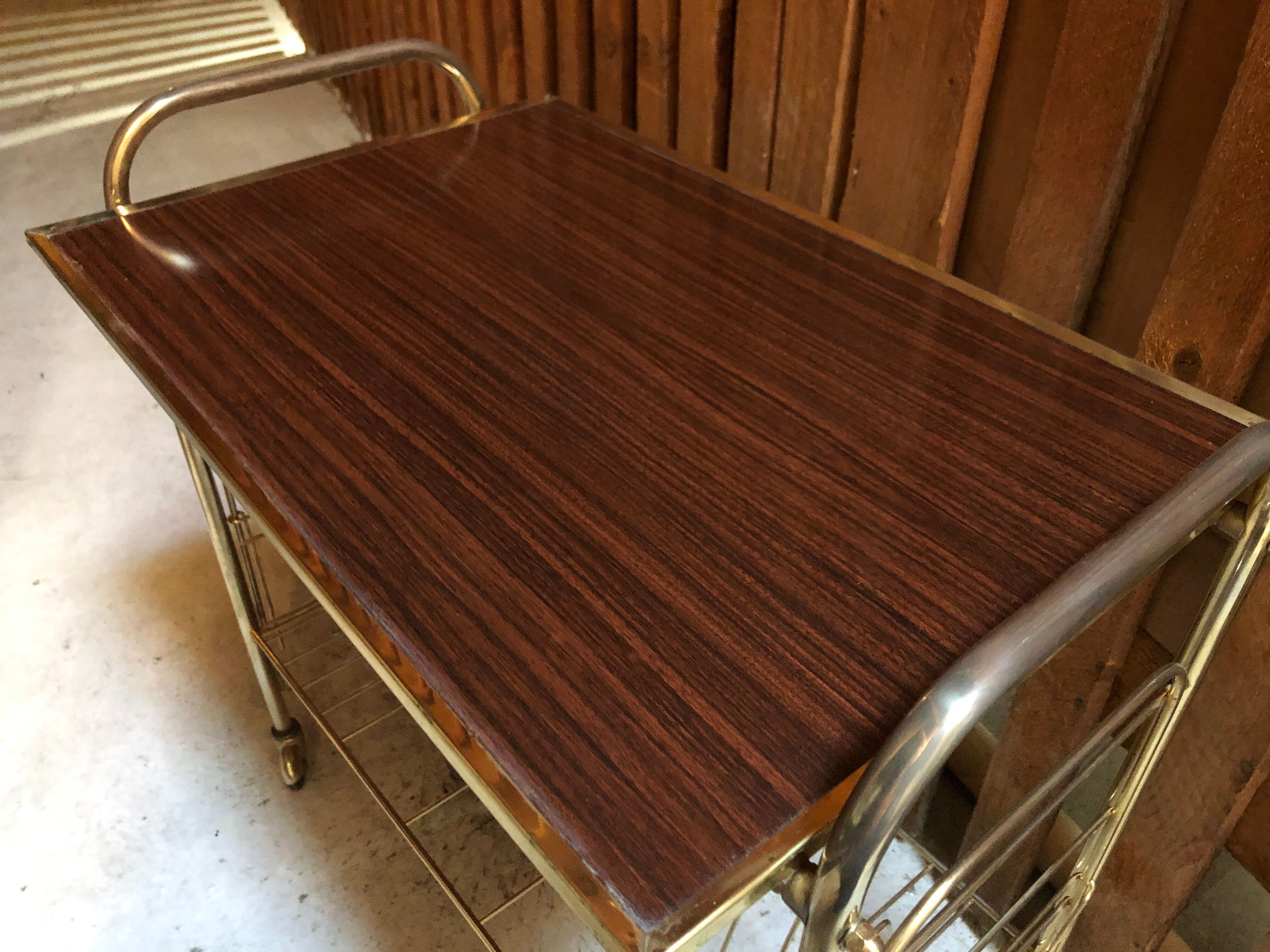 Scalable gold brass vinyl holder