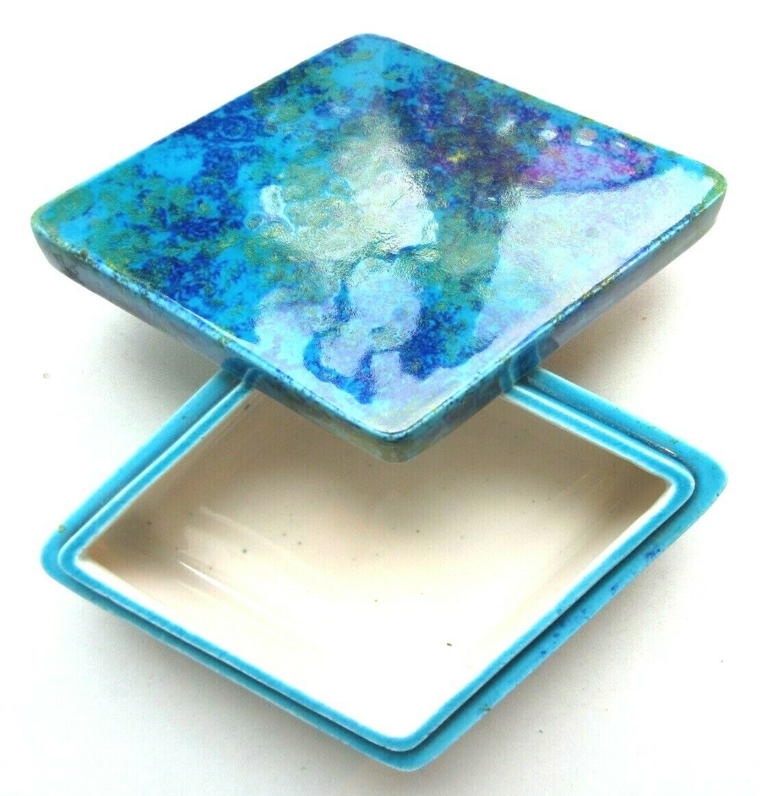 Boite forme losange Art Déco, porcelaine de Sèvres bleu-lagon signée Paul Millet