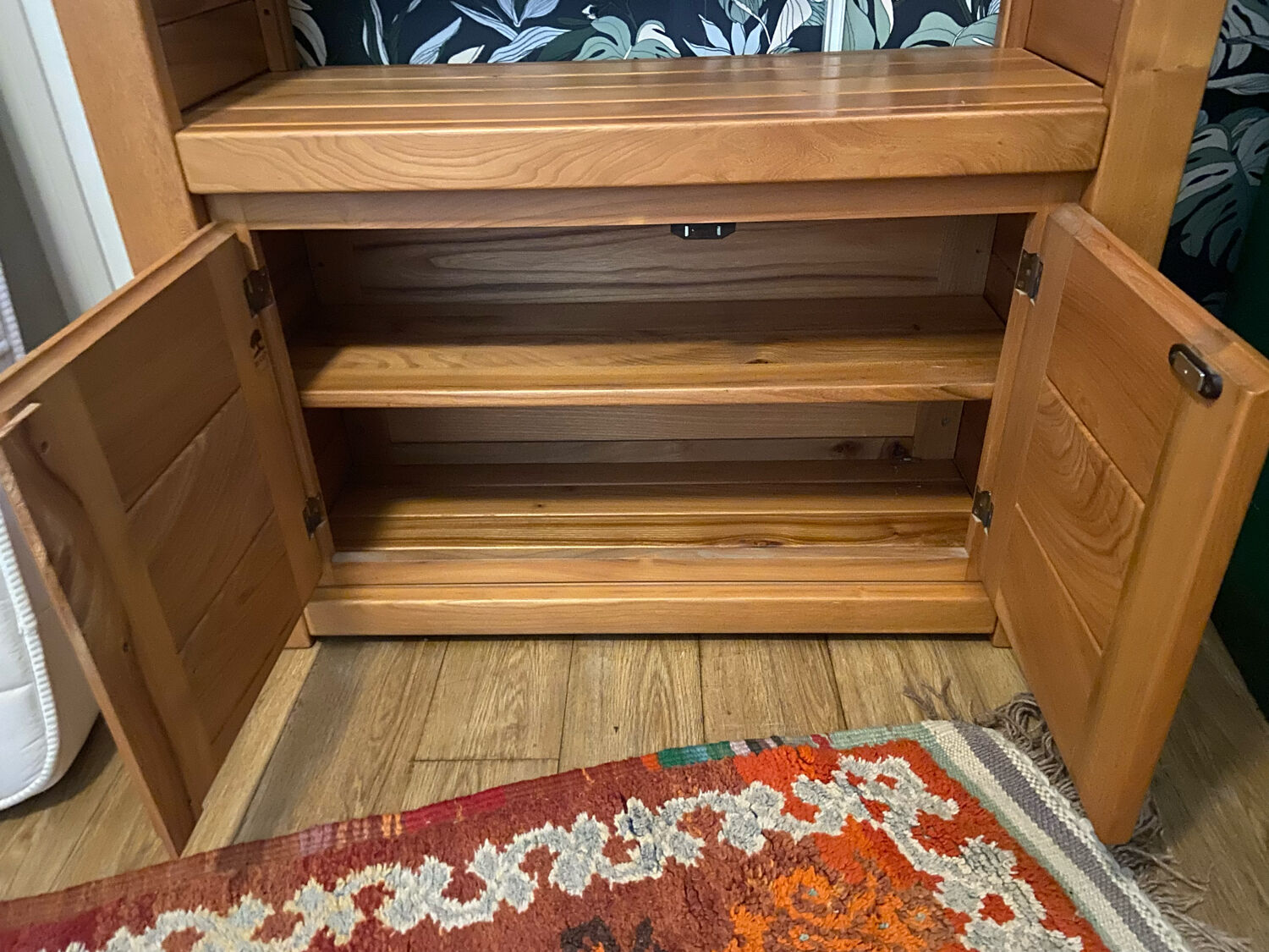 Maison regain library shelf