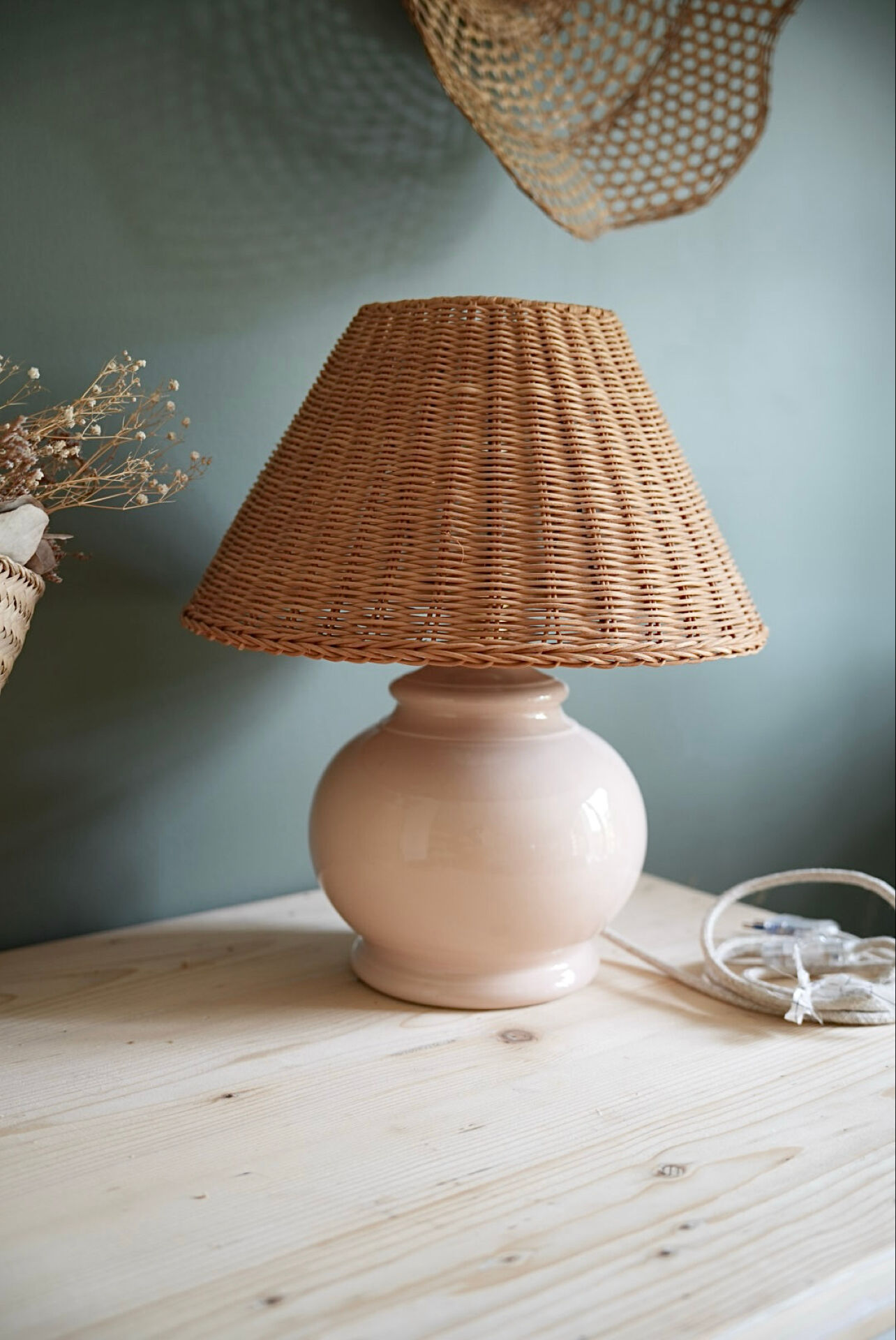 Ceramic and rattan table lamp
